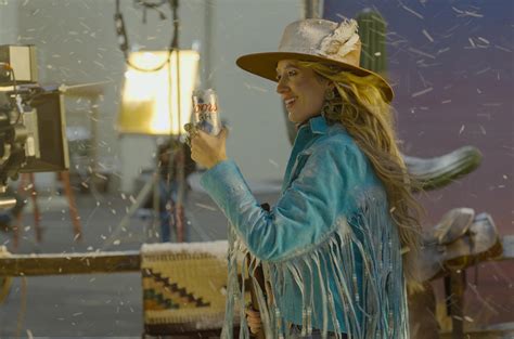 Lainey Wilson on Filming Super Bowl Ad for Coors。